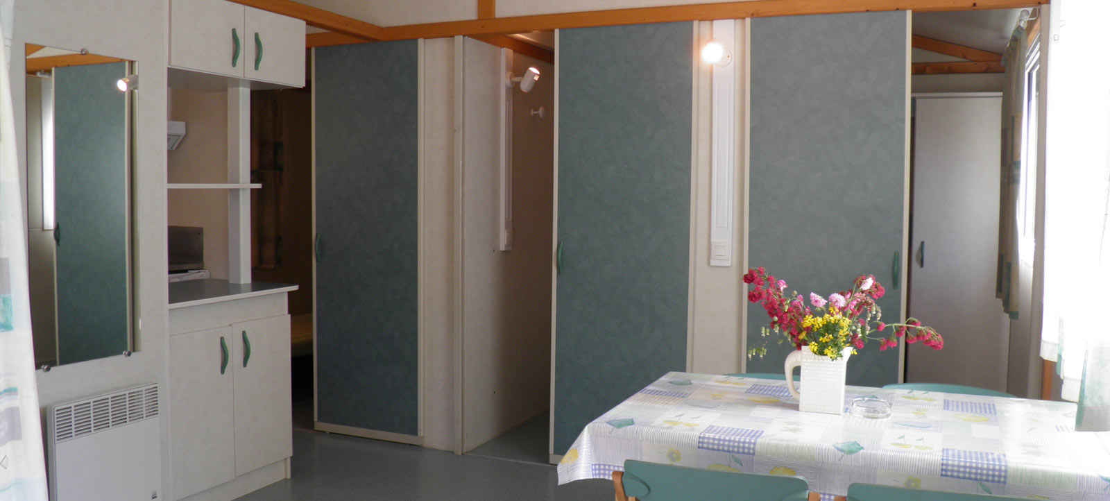 Vista interior del bungalow per 5 pax al Càmping Begur