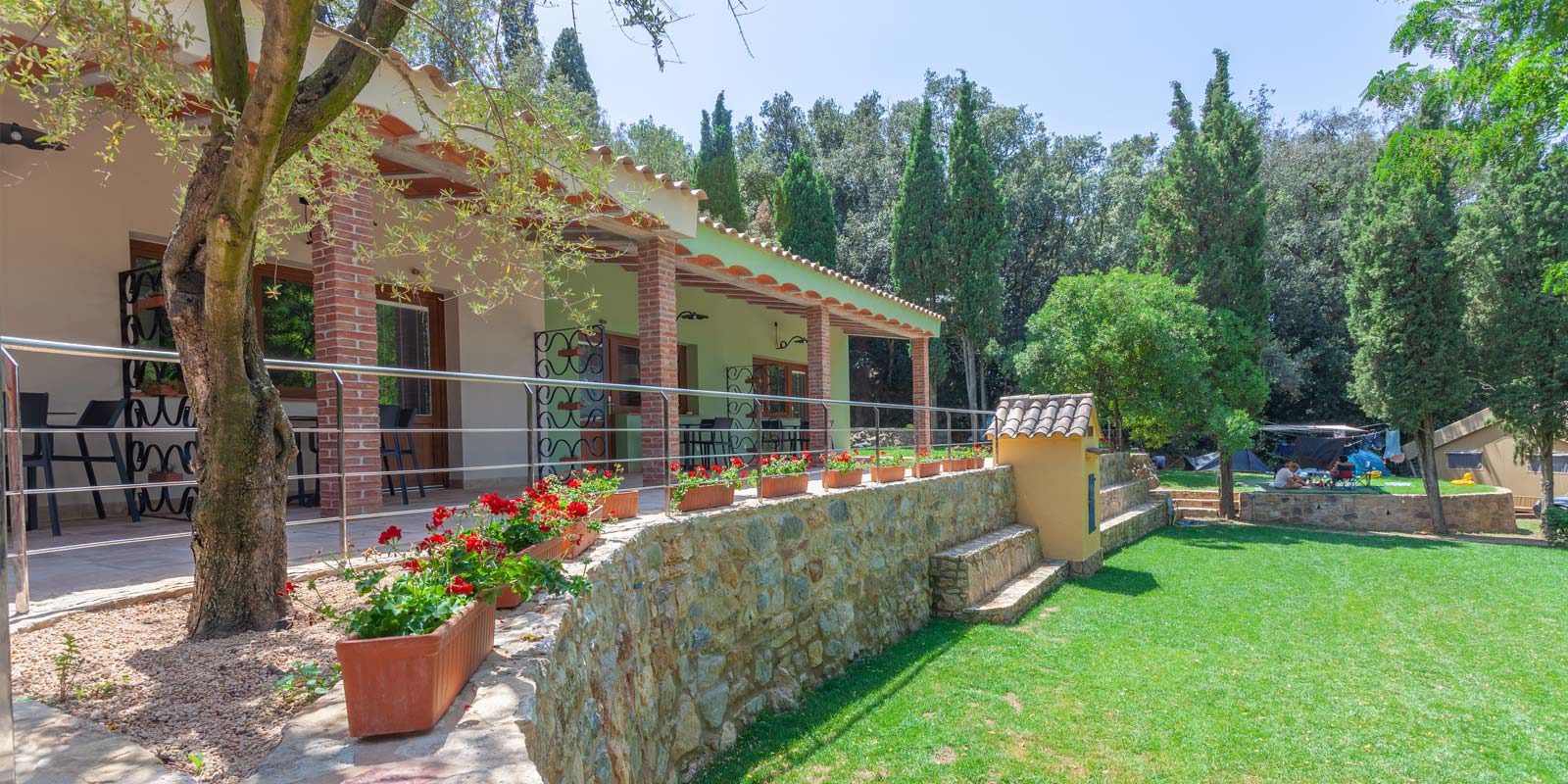 Exterior dels estudis Ses Orats al Càmping Begur