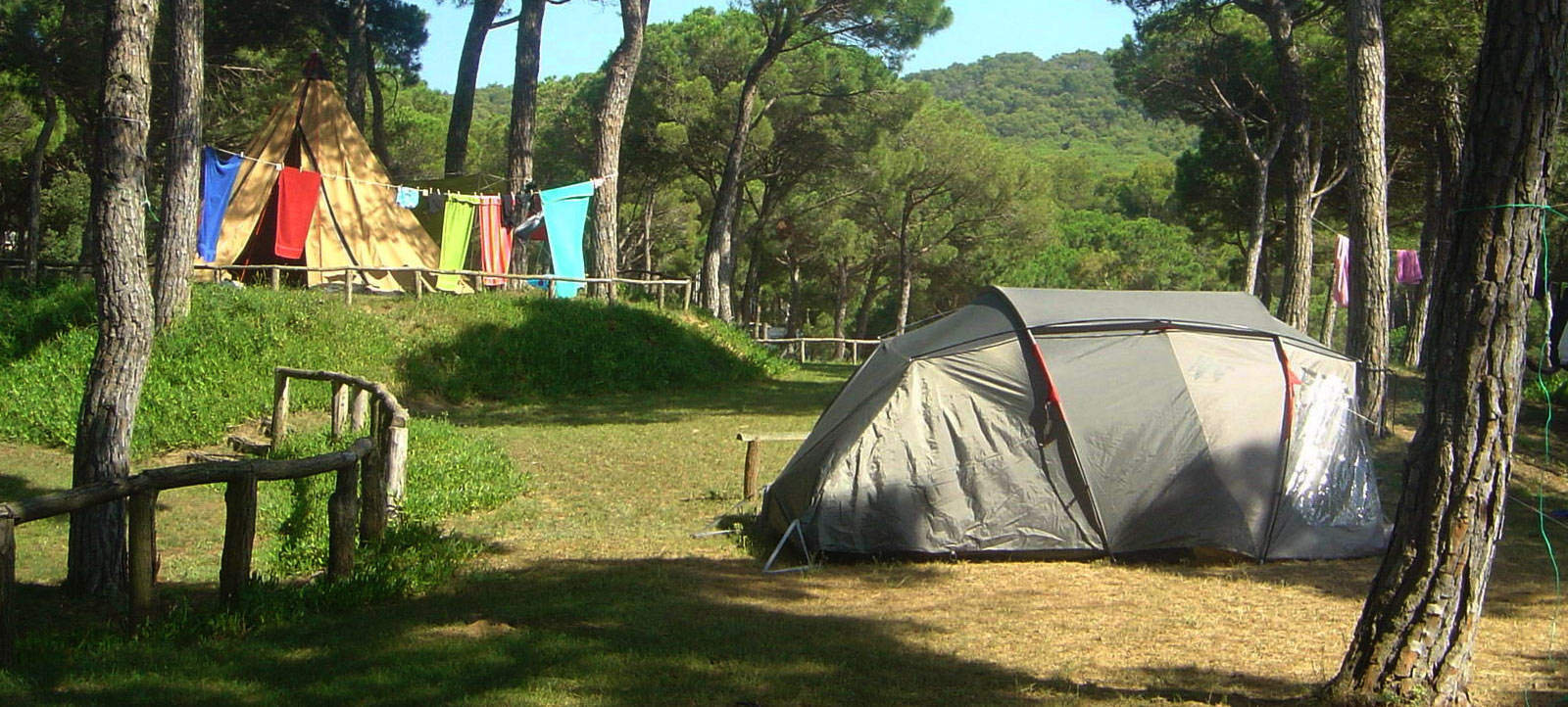 Parcel·la del Càmping Begur amb la tenda de campanya