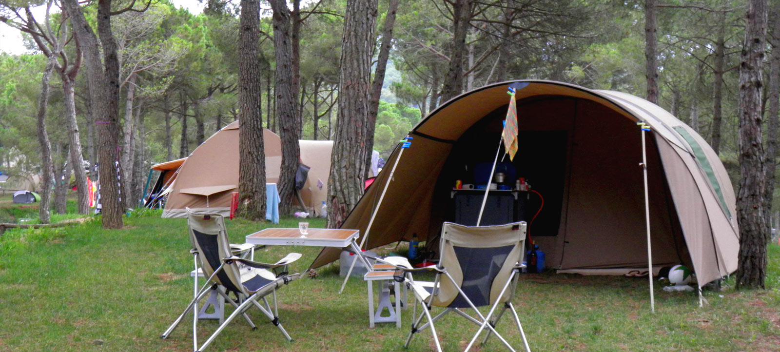 Parcel·la al Càmping Begur amb tenda de campanya