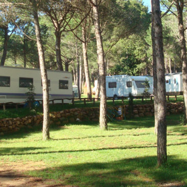 Parcelas del Camping Begur con caravanas