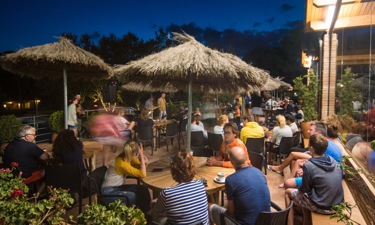 Fiesta de noche en la terraza del bar del Camping Begur