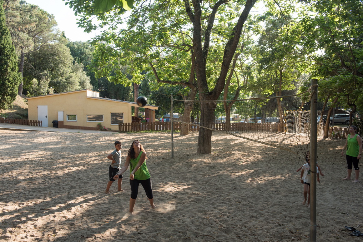 Instalaciones del Camping Begur campo de volley