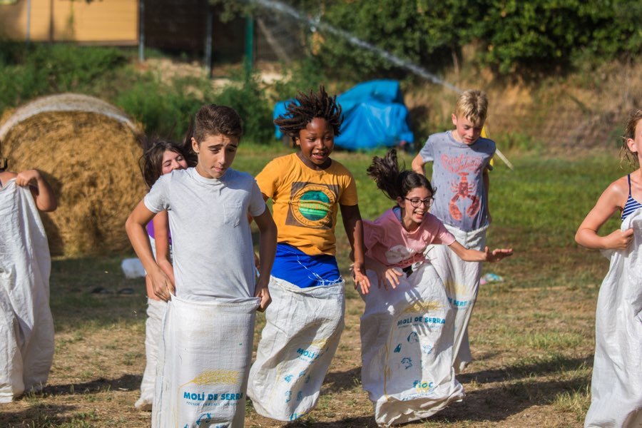 Activitats infantils cursa de sacs al Càmping Begur